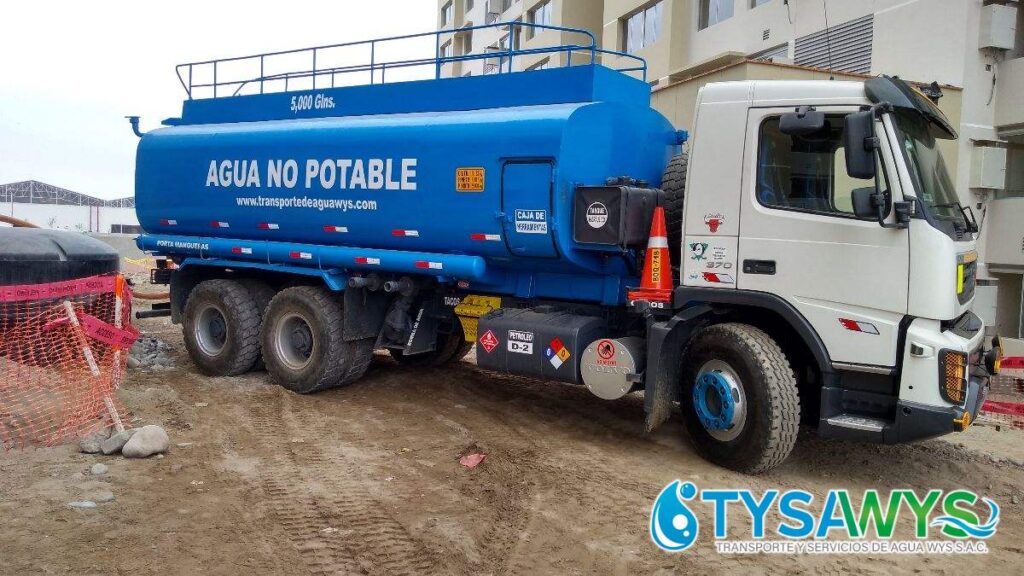 camion cisterna de agua potable en Los Olivos